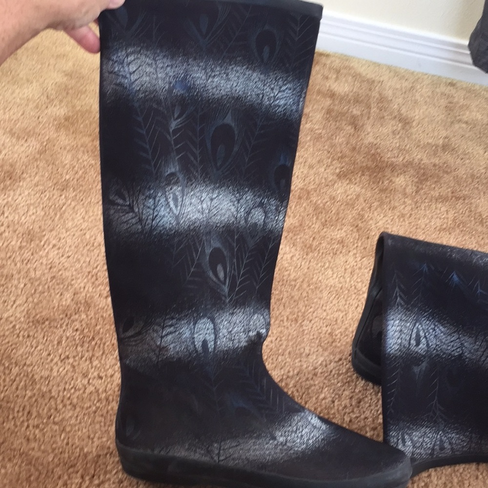 Volatile rain boots